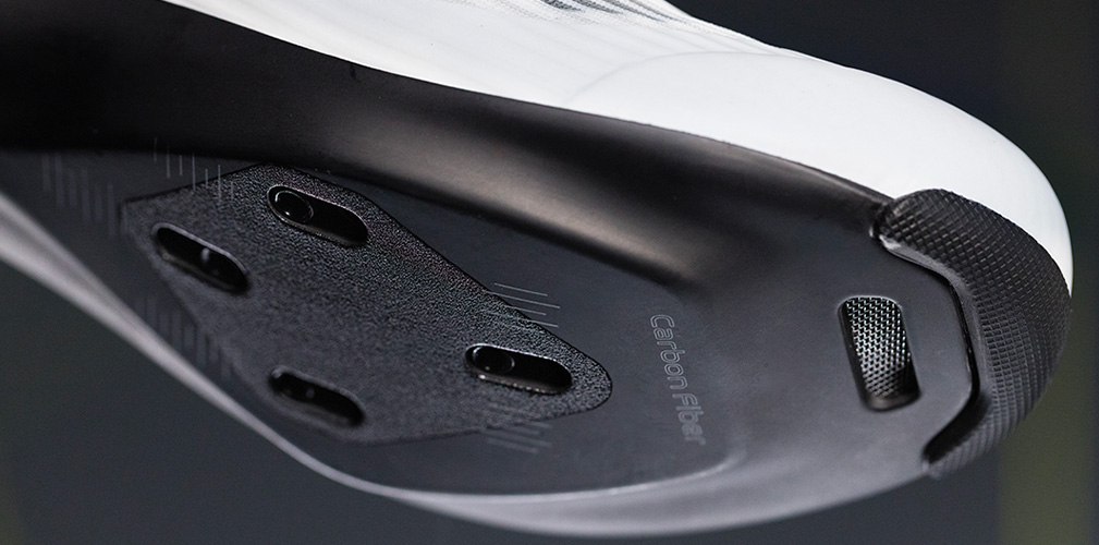 Suola in carbonio, compatibile i principali sistemi di pedali da strada a 3 bulloni, compresi gli SRM Power Direct