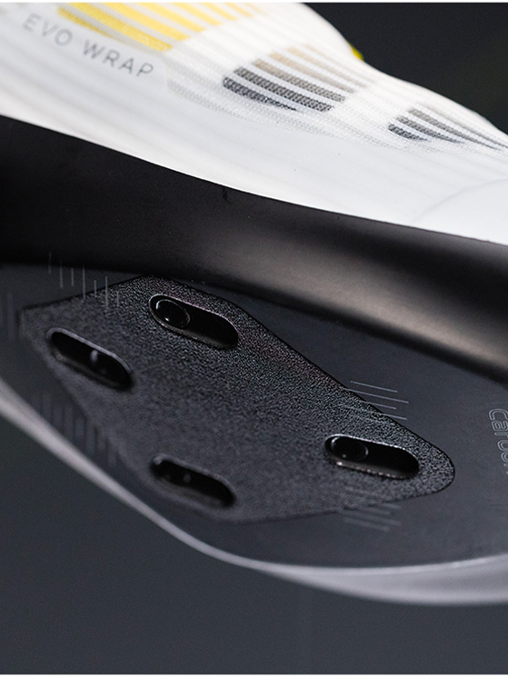 Suola in carbonio, compatibile i principali sistemi di pedali da strada a 3 bulloni, compresi gli SRM Power Direct