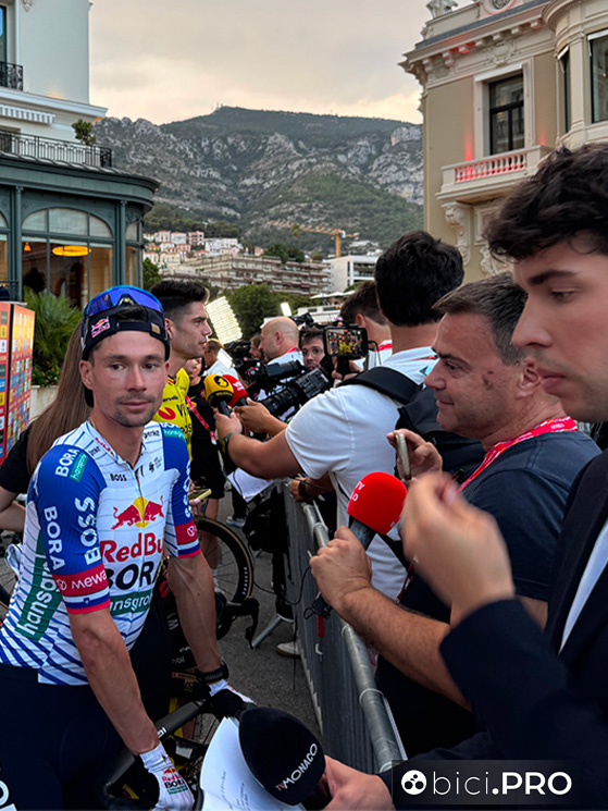 L'arrivo di Roglic a Montecarlo è stato accolto con entusiasmo da tifosi e inviati: Primoz sarà un sicuro protagonista