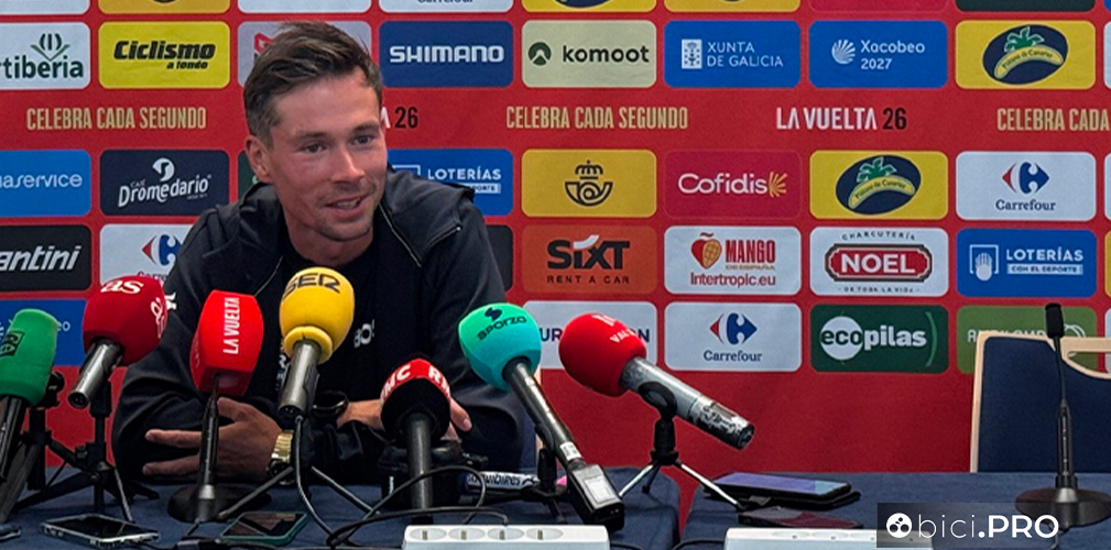 Nella conferenza stampa prima della crono, Roglic è parso rilassato, con i piedi per terra e anche con un po' di voglia di stupire