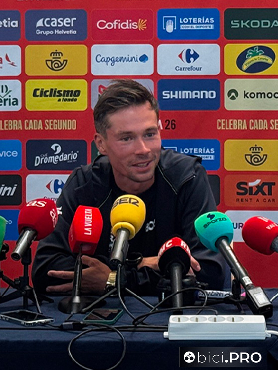 Nella conferenza stampa prima della crono, Roglic è parso rilassato, con i piedi per terra e anche con un po' di voglia di stupire