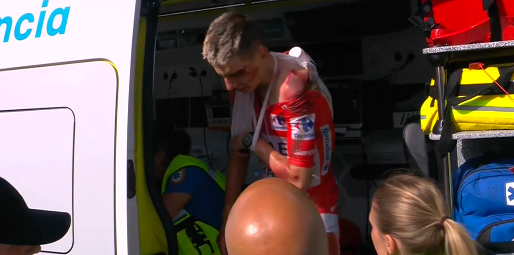 Aiutato da Matxin a salire sull'ambulanza, è stato chiaro che POgacar non sarebbe potuto ripartire (immagini Eurosport)