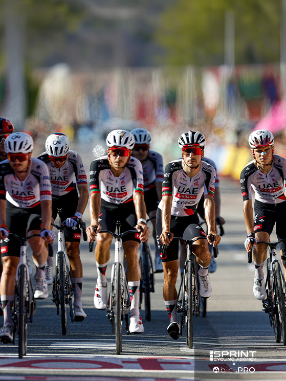 La UAE Team Emirates ha raggiunto il traguardo in silenziosa parata, senza più il suo condottiero