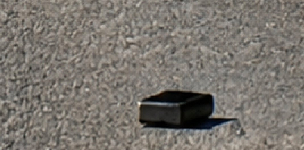 Non sembra una pietra, forse la batteria di una telecamera caduta da una moto in testa alla corsa? (immagine Eurosport)