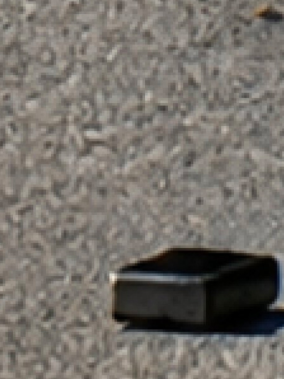 Non sembra una pietra, forse la batteria di una telecamera caduta da una moto in testa alla corsa? (immagine Eurosport)