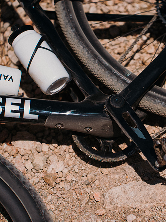 Entrambe le biciclette nuove di Van Rysel sono equipaggiate con doppio portabocrraccia e monocorona