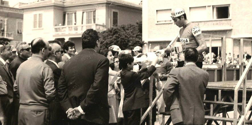 Merckx scende dal palco. Il Giro 1969 è in mano sua. Ma la nottata di Savona sarà foriera di cattive notizie