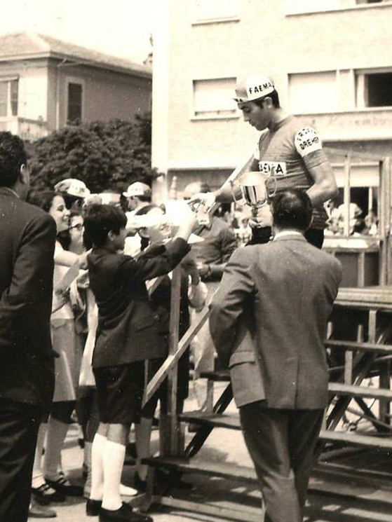 Merckx scende dal palco. Il Giro 1969 è in mano sua. Ma la nottata di Savona sarà foriera di cattive notizie