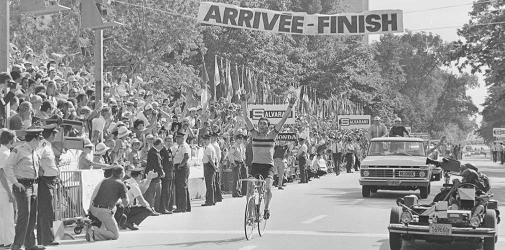 L'arrivo solitario di Merckx, che sul rettilineo finale ha staccato un esausto Poulidor (foto Koersmuseum)