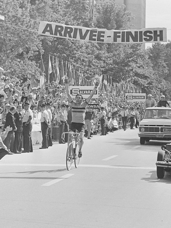 L'arrivo solitario di Merckx, che sul rettilineo finale ha staccato un esausto Poulidor (foto Koersmuseum)