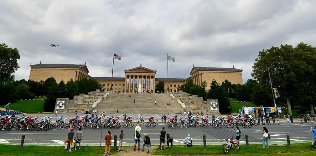 Il passaggio della corsa davanti al famoso Philadelphia Museum of Art