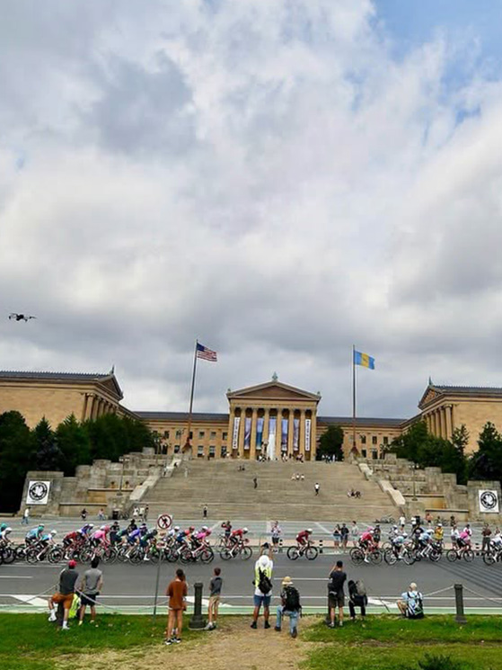 Il passaggio della corsa davanti al famoso Philadelphia Museum of Art