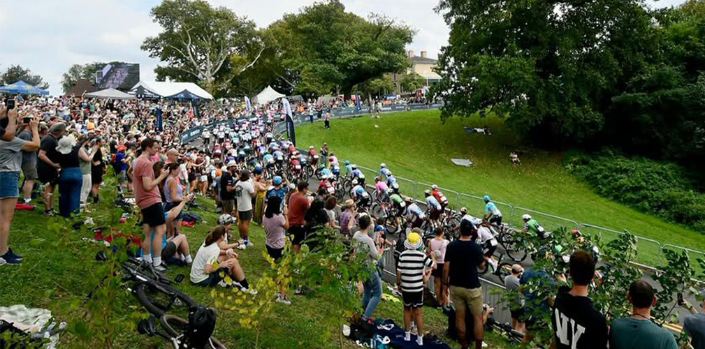 La folla oceanica sulla salita del circuito di Philadelphia. Annunciati oltre 70.000 spettatori