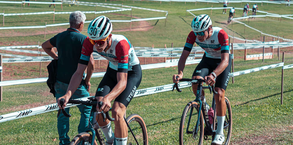 Doppietta del B-Team Cycling Project fra gli junior con Bagnariol (30) davanti a Bulfon (43, foto Indelicato)