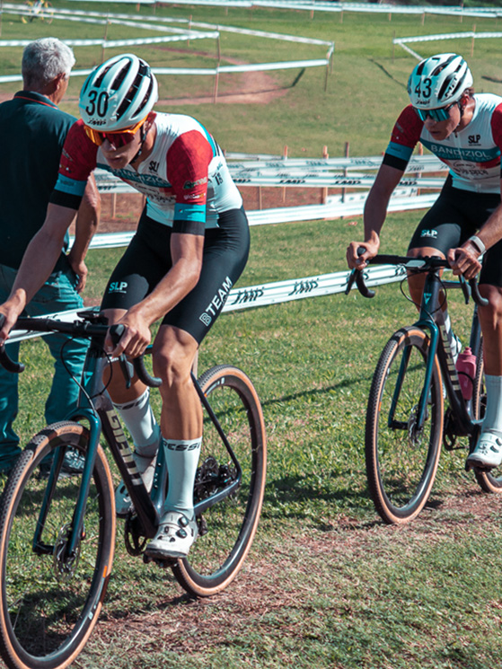 Doppietta del B-Team Cycling Project fra gli junior con Bagnariol (30) davanti a Bulfon (43, foto Indelicato)