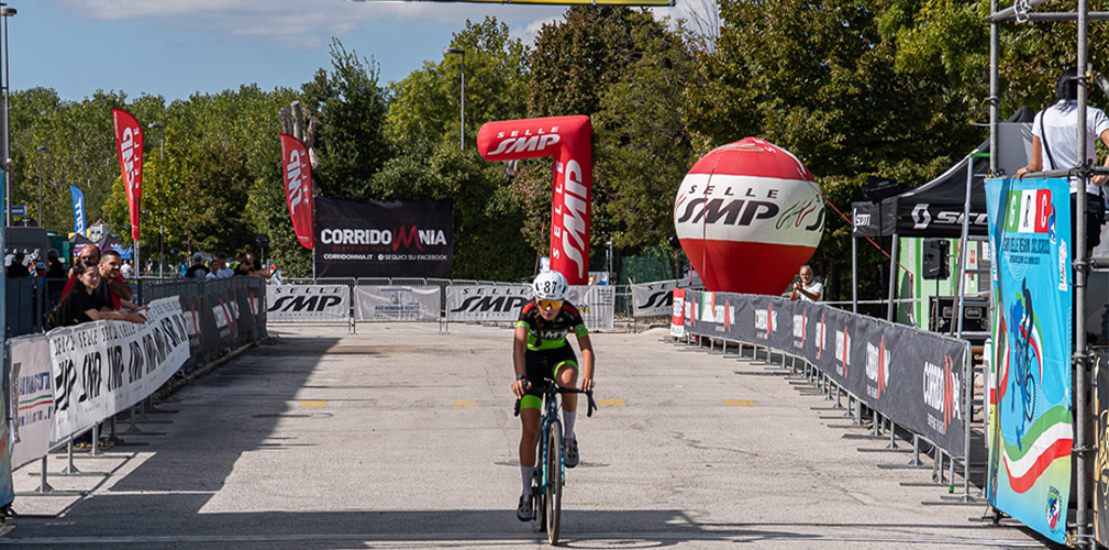 L'arrivo vittorioso di Angelica Coluccini che si divide fra strada e CX e punta forte sul Regioni (foto Indelicato)