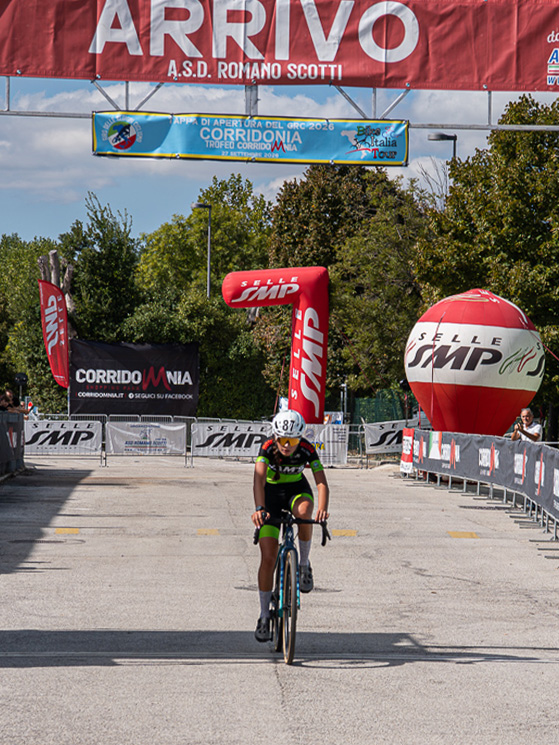 L'arrivo vittorioso di Angelica Coluccini che si divide fra strada e CX e punta forte sul Regioni (foto Indelicato)