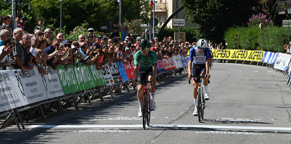 Lo sprint vittorioso al Paganessi battendo il danese Birkedal nel testa a testa (foto Zanetti)
