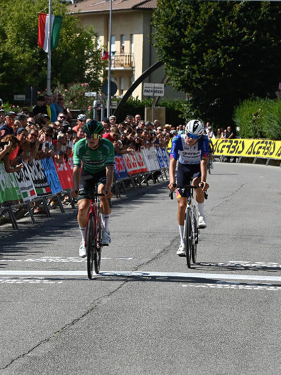Lo sprint vittorioso al Paganessi battendo il danese Birkedal nel testa a testa (foto Zanetti)