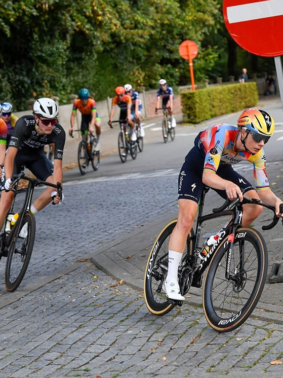 Kopecky ha disputato due gare con gli uomini junior per cercare stimoli, ritmo, adrenalina e una giusta dose di fatica (foto G.Max Agency)