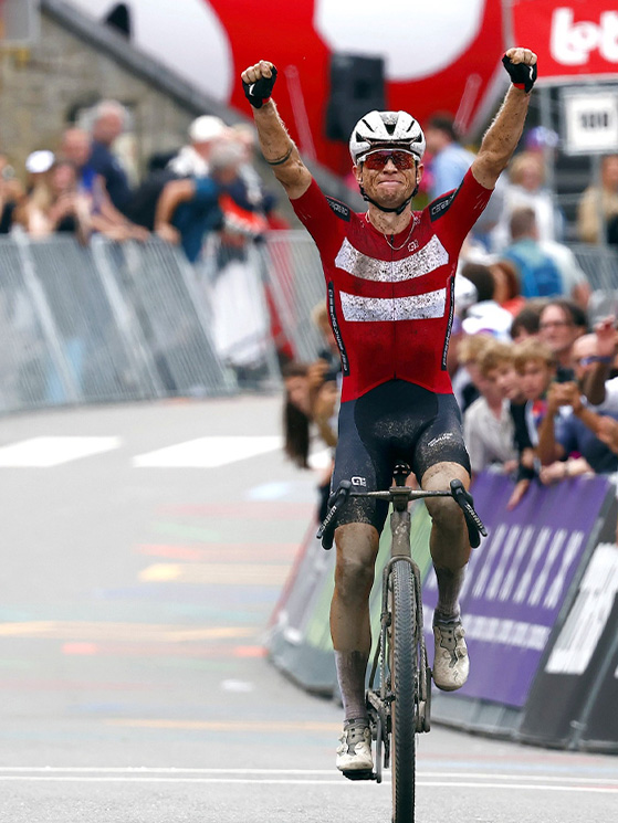 Il danese Mads Wurtz Schmidt bissa la vittoria 2025, podio per Allena (BEL) e Vandeputte (BEL, foto UEC)