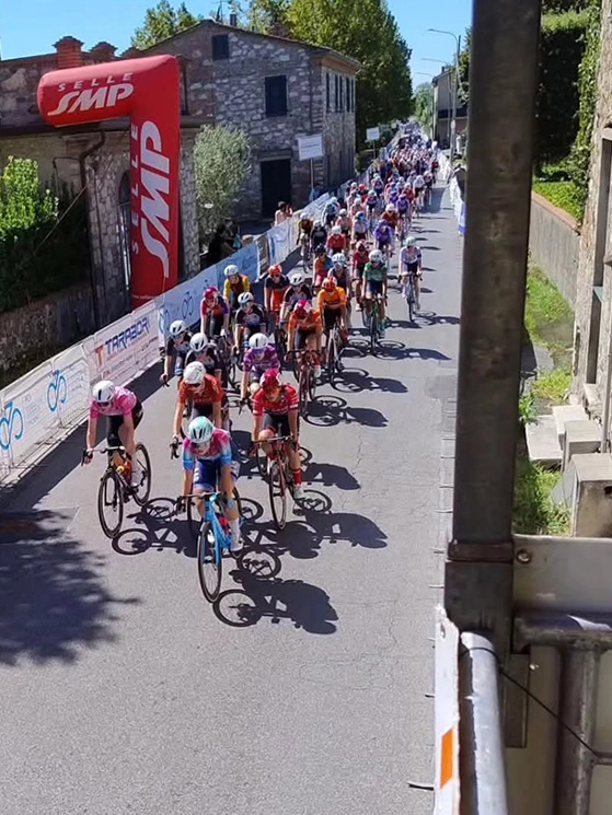 La corsa toscana articolata su 4 giorni ha coinvolto i team italiani e formazioni WT e Pro. In Italia non capita molto spesso...