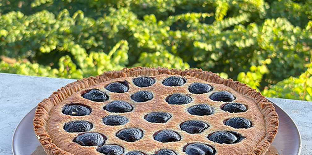 Chiara si occupa anche di preparare torte rustiche per le colazioni dei clienti del bed&breakfast gestito da mamma e sorella