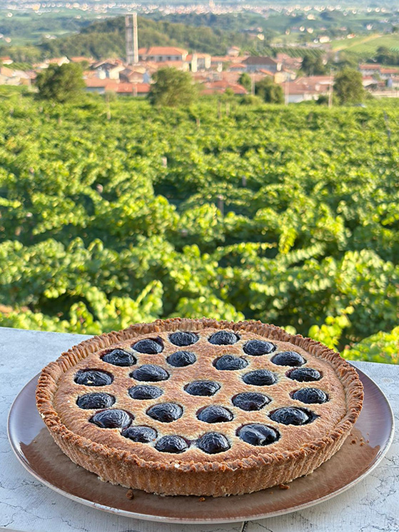 Chiara si occupa anche di preparare torte rustiche per le colazioni dei clienti del bed&breakfast gestito da mamma e sorella