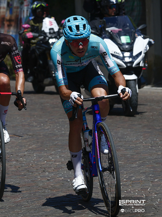 Il Giro d'Italia è sempre l'obiettivo principale di Tarozzi, dove entra nelle fughe in molte tappe