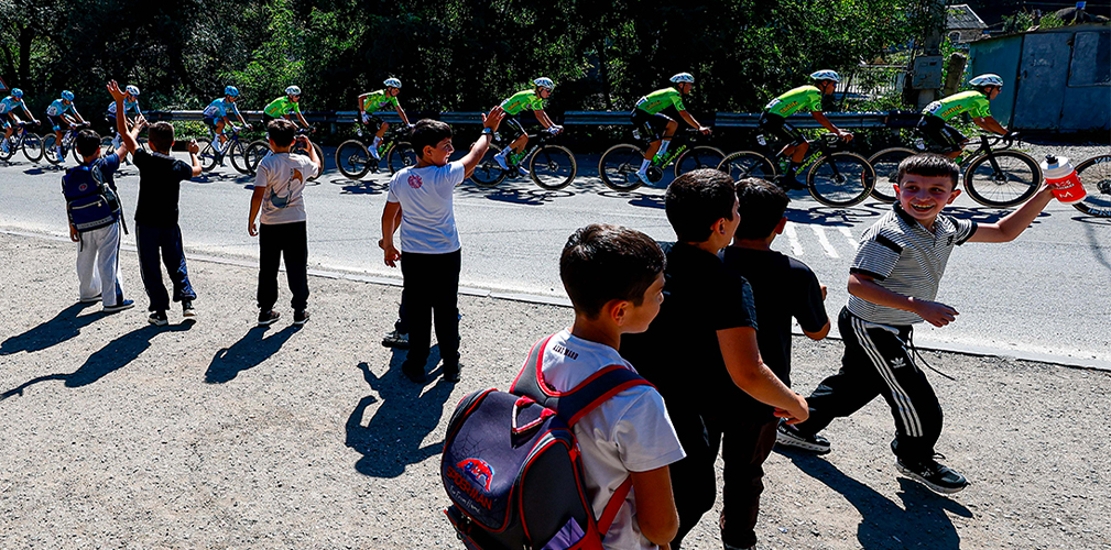 L'accoglienza dei bambini lungo le strade e nei paesi d'Armenia è stata sbalorditiva