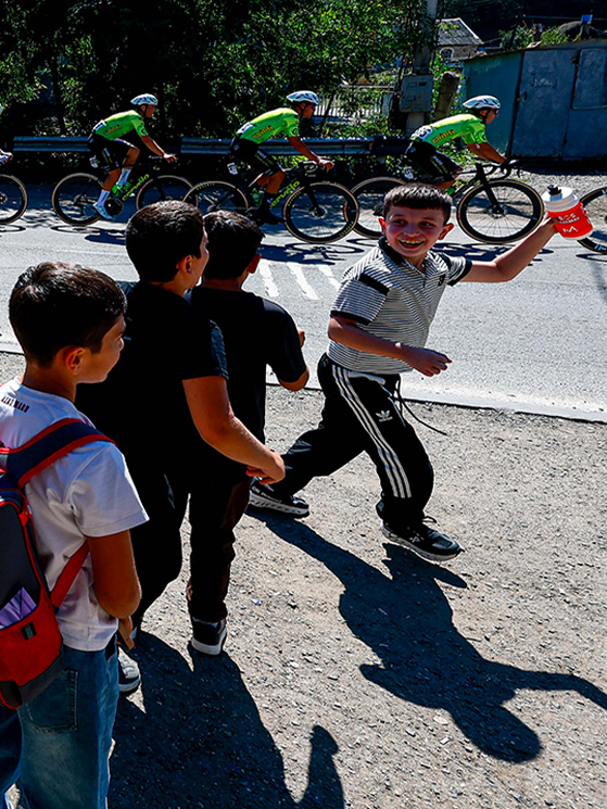 L'accoglienza dei bambini lungo le strade e nei paesi d'Armenia è stata sbalorditiva