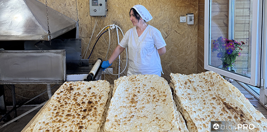 Il lavash è il pane sottile non lievitato patrimonio immateriale dell'UNESCO, cotto nel tonir