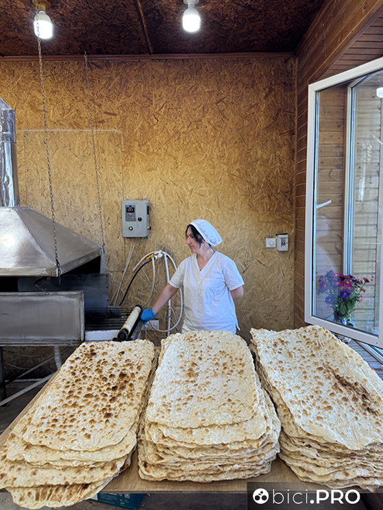 Il lavash è il pane sottile non lievitato patrimonio immateriale dell'UNESCO, cotto nel tonir