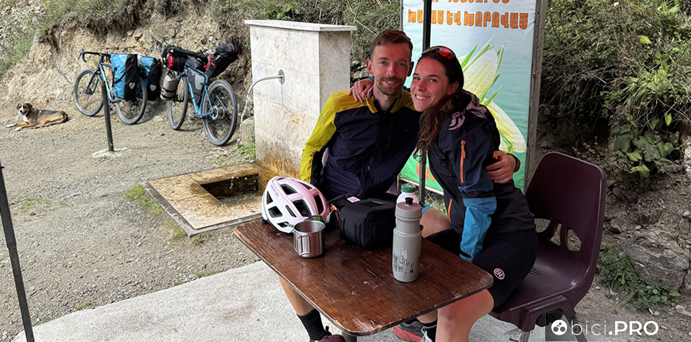 Nina e Igor, originari di Rijeka, si stanno prendendo una pausa dalla loro pedalata attraverso l'Armenia