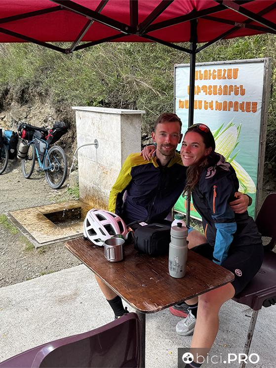 Nina e Igor, originari di Rijeka, si stanno prendendo una pausa dalla loro pedalata attraverso l'Armenia