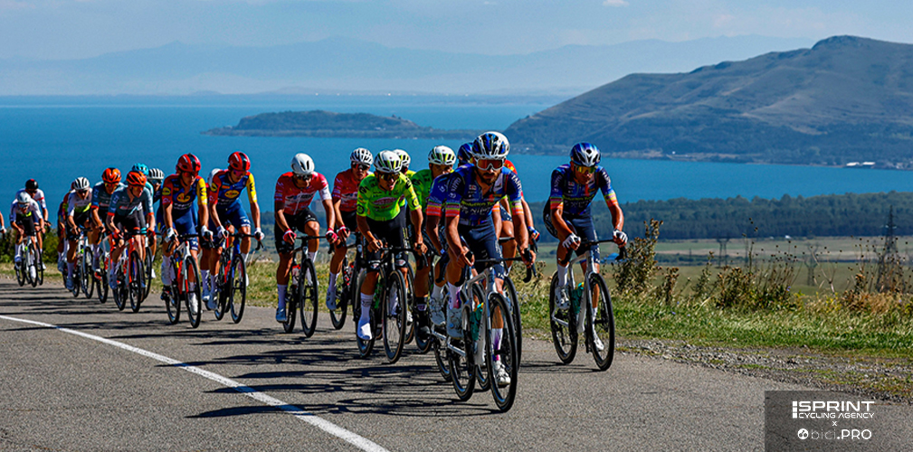 Alle spalle del gruppo, il lago Sevan è lo sfondo perfetto per una foto