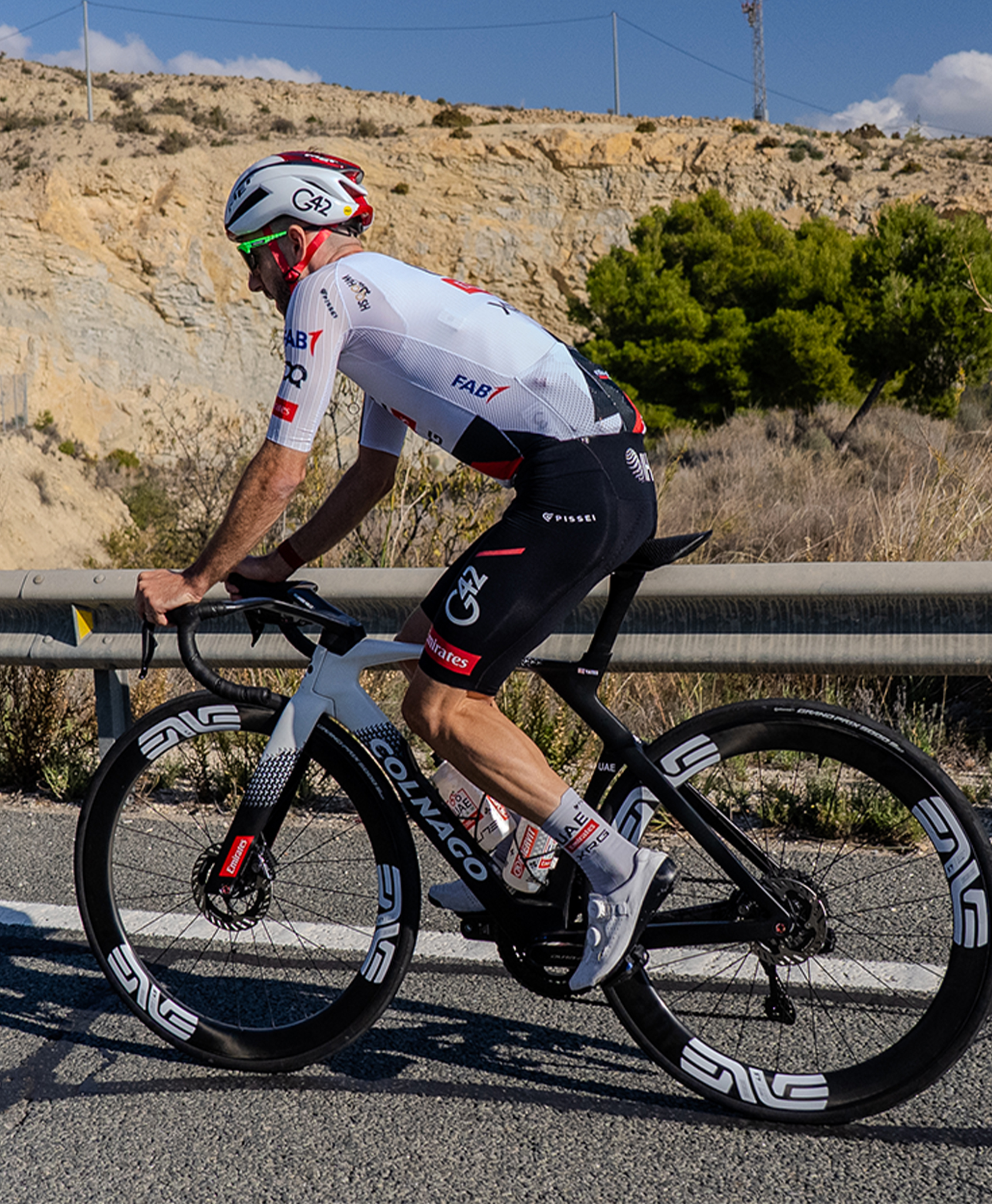 Gli atleti più esperti, qui Adam Yates (pro' dal 2014) hanno una routine che sarebbe sbagliato cambiare (foto Fizza/UAE Team Emirates)