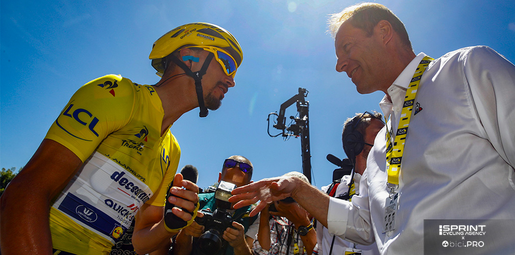 Prudhomme festeggia un grande francese in giallo. La curiosità è che di lì a poco la compagna di Alaphilippe diventerà suo braccio destro nel Tour Femmes