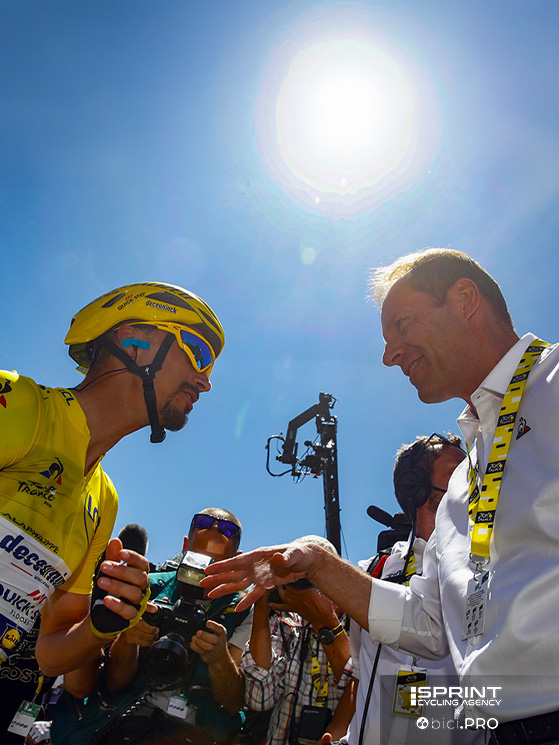 Prudhomme festeggia un grande francese in giallo. La curiosità è che di lì a poco la compagna di Alaphilippe diventerà suo braccio destro nel Tour Femmes