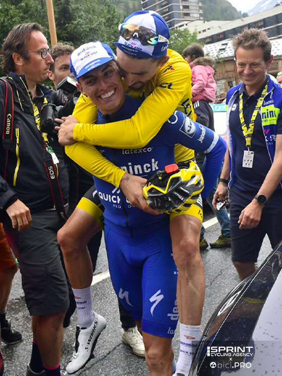 Tappa di Tignes. Grandina, la strada frana: viene preso il tempo sull'Iseran, Alaphilippe perde la maglia. Mas lo porta sulle spalle