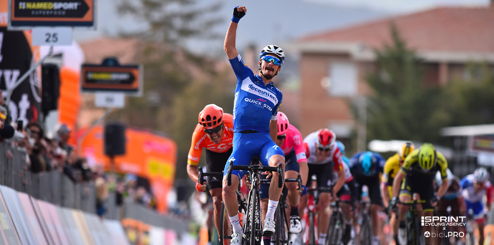 Da Siena alla Tirreno-Adriatico e ancora in Toscana, a Pomarance, Alaphilippe alza le braccia al cielo