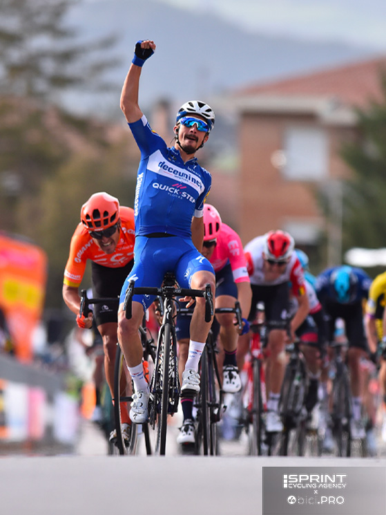 Da Siena alla Tirreno-Adriatico e ancora in Toscana, a Pomarance, Alaphilippe alza le braccia al cielo