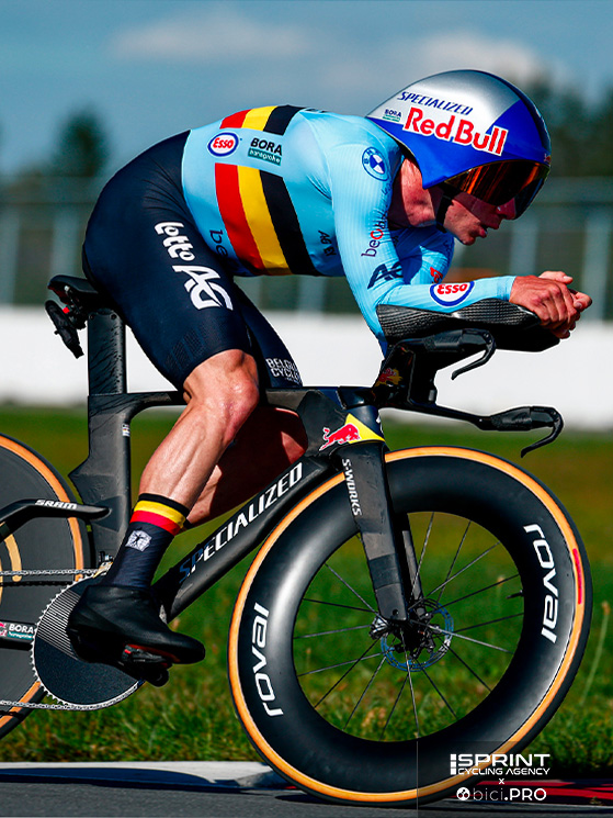 Evenepoel ha ringraziato lo staff che lo ha seguito nella preparazione e Specialized per i materiali