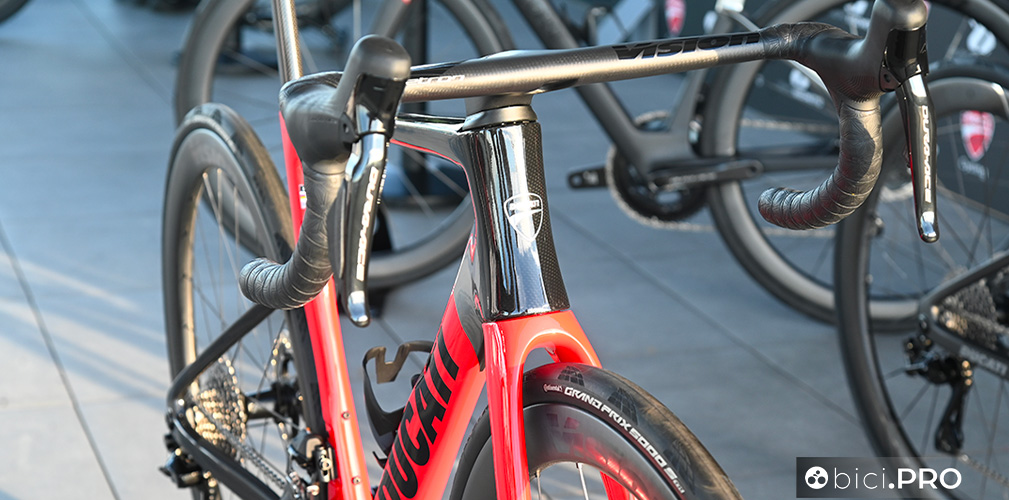 L'angolo di sterzo di 72,3° e trail di 59 mm assicurano stabilità alle alte velocità e precisione negli inserimenti in curva
