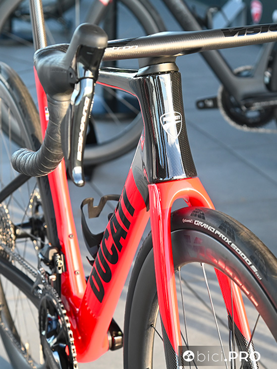 L'angolo di sterzo di 72,3° e trail di 59 mm assicurano stabilità alle alte velocità e precisione negli inserimenti in curva