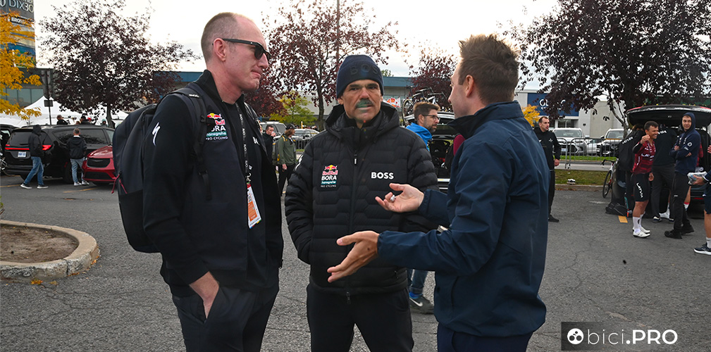 Alla partenza da Brossard, incontro fra Viviani e i vertici della RedBull-Bora: a sinistra Zak Dempster (Chief os Sport) e Ralph Denk, general manager