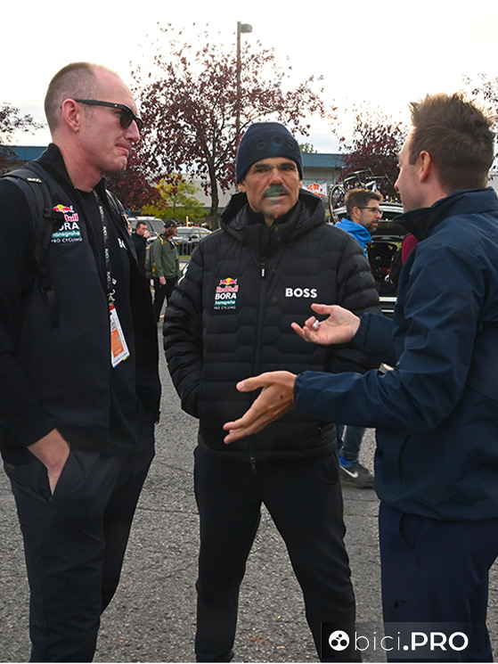 Alla partenza da Brossard, incontro fra Viviani e i vertici della RedBull-Bora: a sinistra Zak Dempster (Chief os Sport) e Ralph Denk, general manager