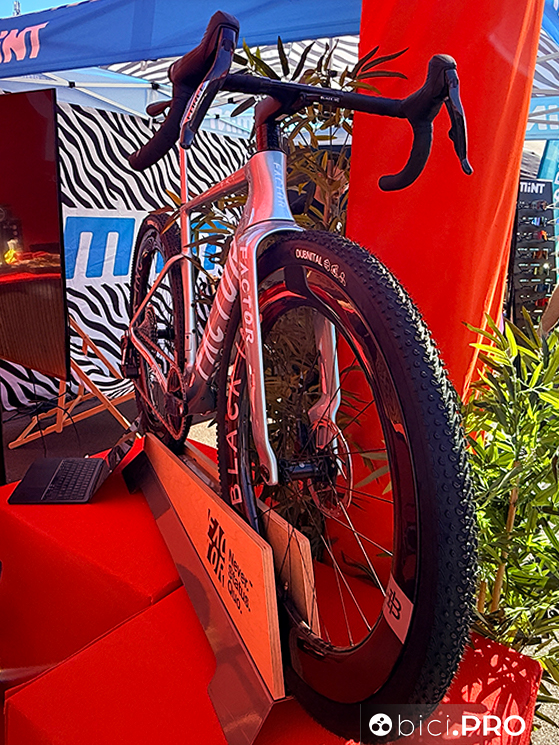 La nuova Factor Elara per il gravel veloce. Road e gravel race sempre più vicini