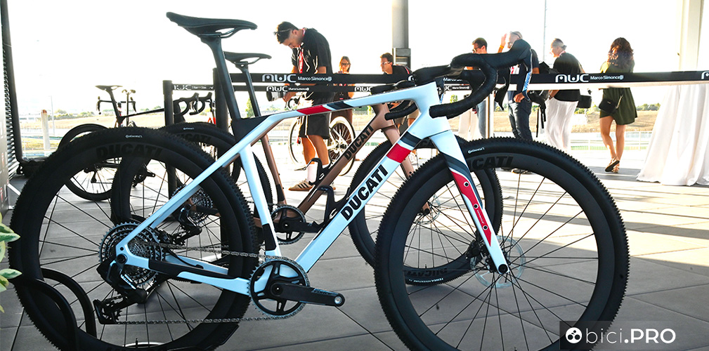 La Gravia è la gravel montata con Sram Force XPLR Axs, ruote Ducati G-Line. Il frame kit costa 2.790 euro