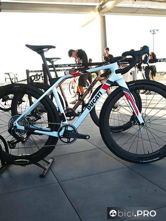 La Gravia è la gravel montata con Sram Force XPLR Axs, ruote Ducati G-Line. Il frame kit costa 2.790 euro